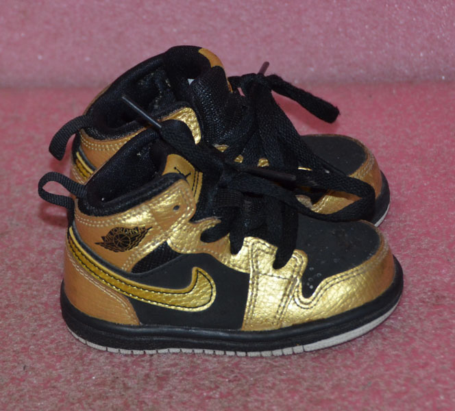 black and yellow nike toddler shoes